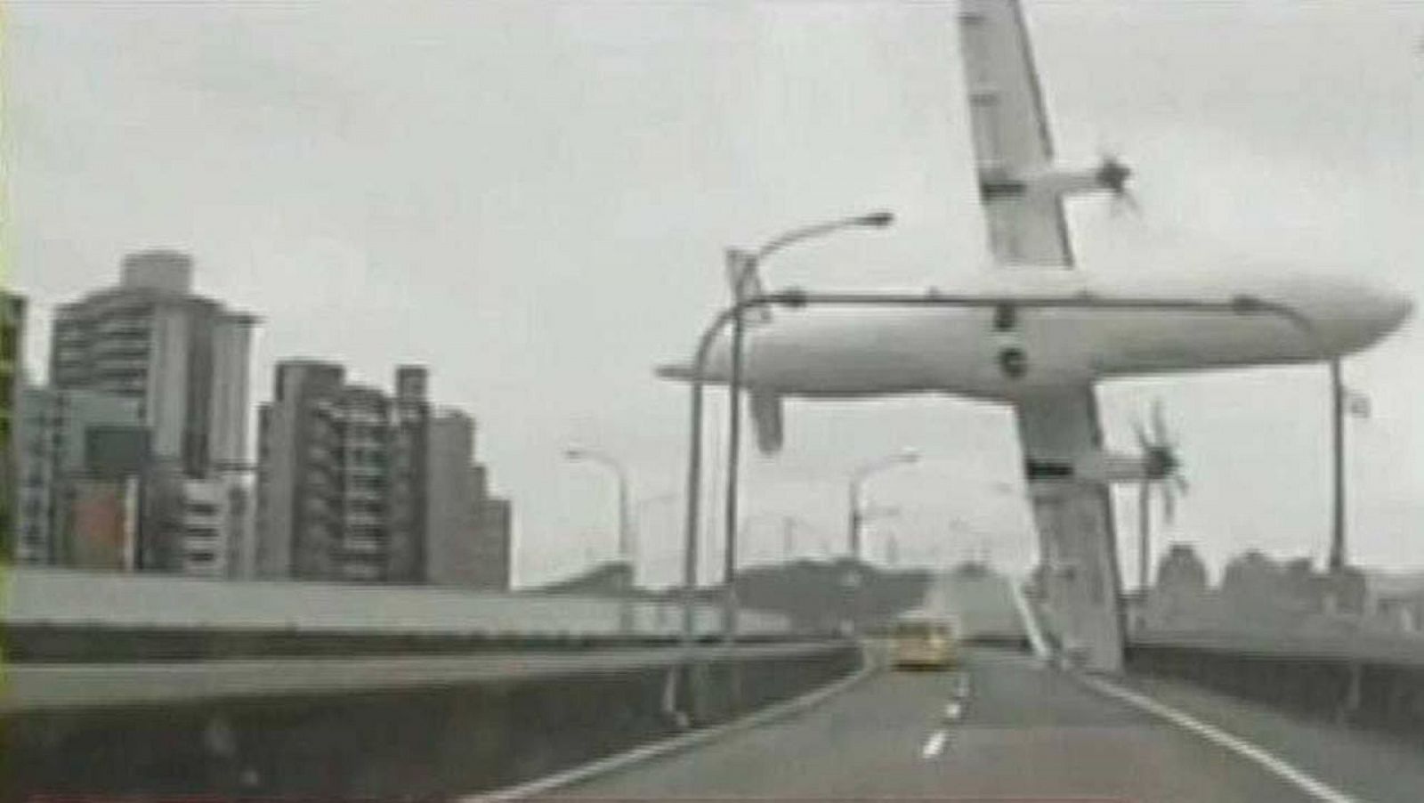 Un avión de TransAsia se estrella en Taipei