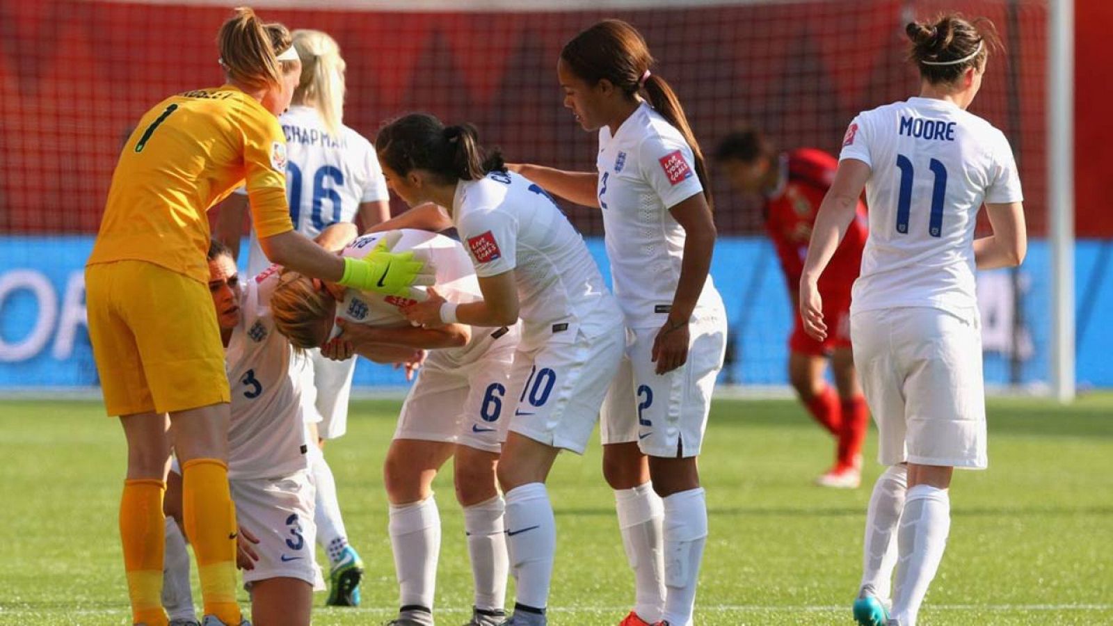 Las jugadoras de la selección inglesa intentan consolar a Bassett, tras el gol en propia puerta.