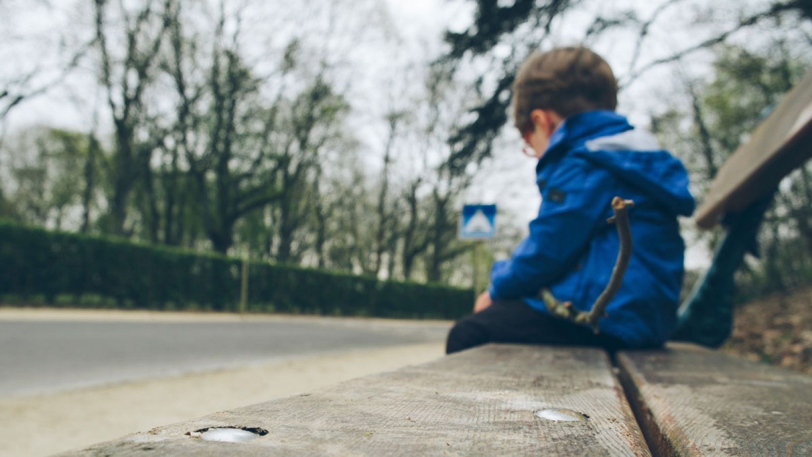 En la imagen, un niño con gesto triste por estar en riesgo de pobreza o exclusión social.