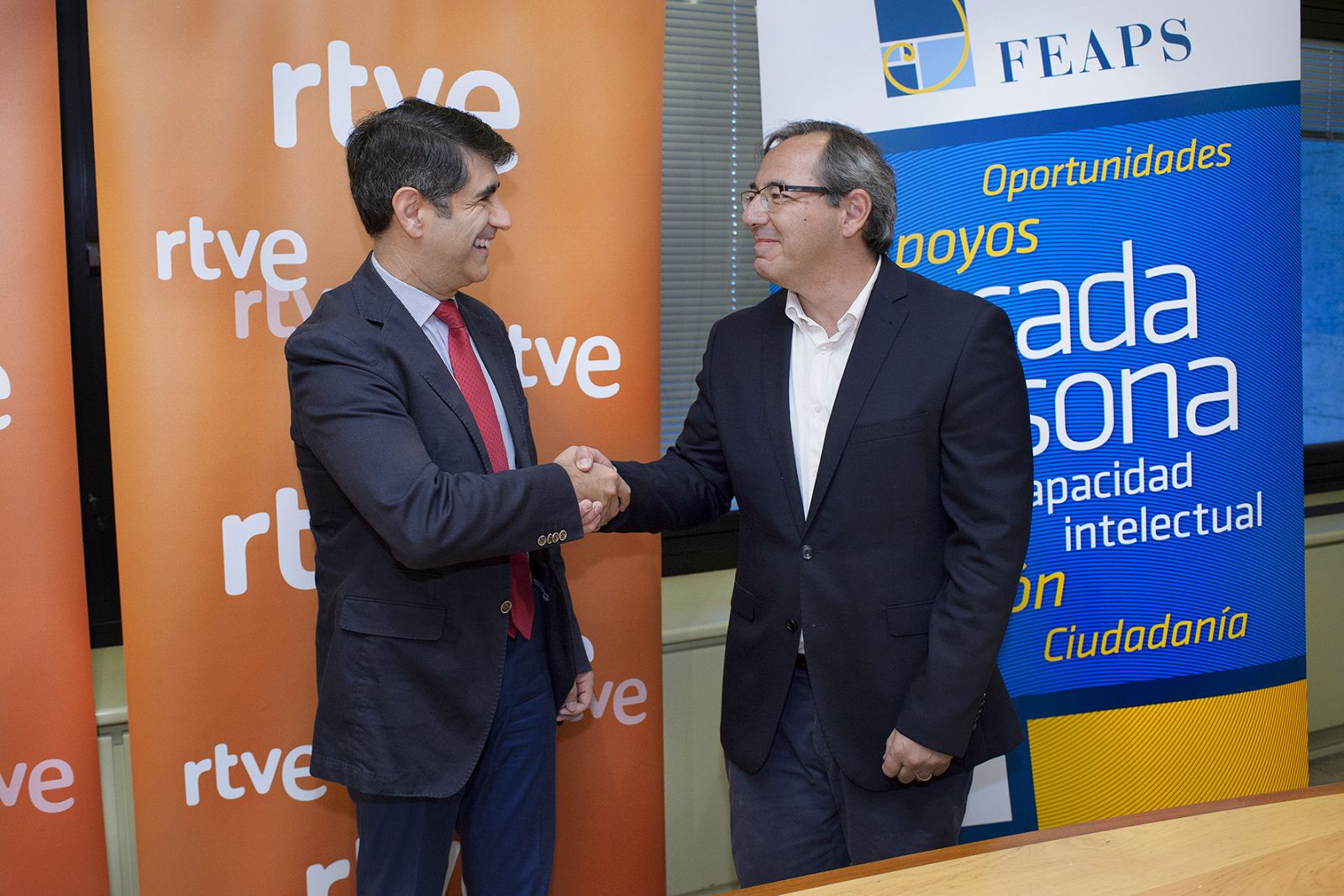 Manuel Ventero (RTVE) y Enrique Galván (FEAPS)