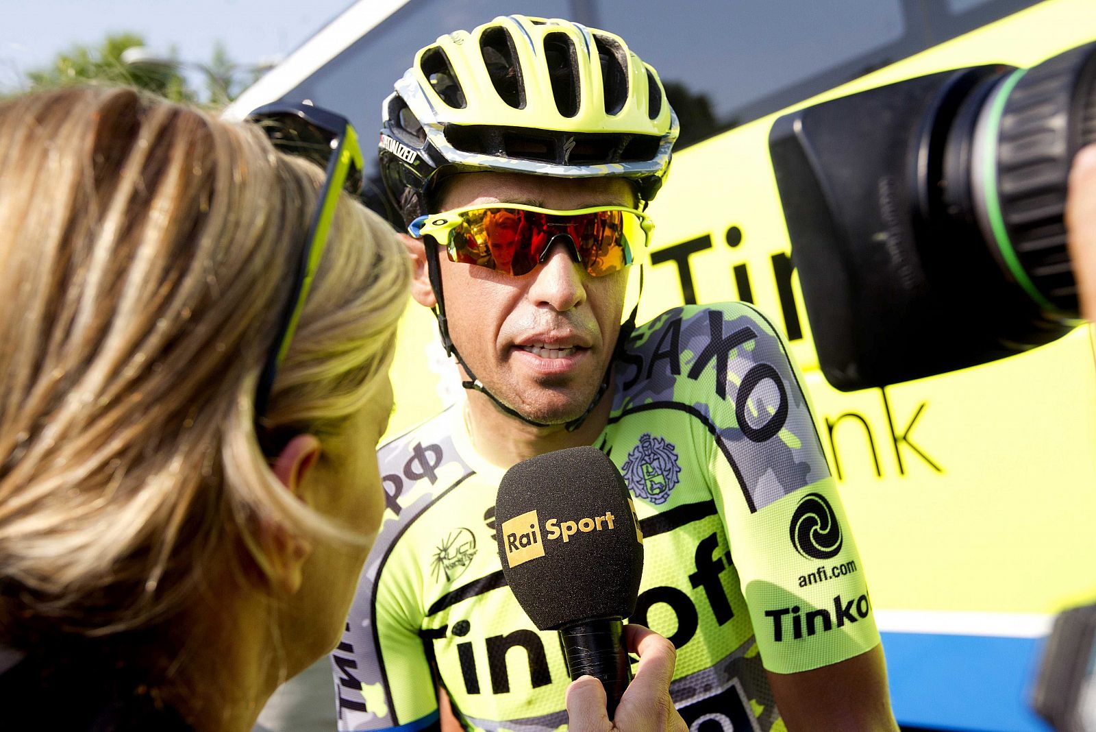 Alberto Contador, del equipo Tinkoff, atiende a la prensa durante la presentación de su equipo en Utrecht (Holanda).
