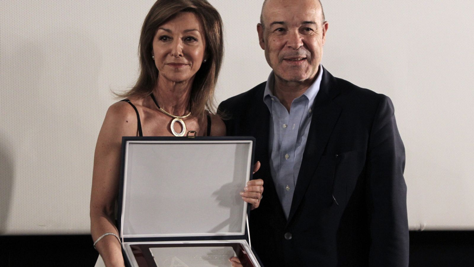 La periodista Yolanda Flores junto al presidente de la Academia de Cine, Antonio Resines.