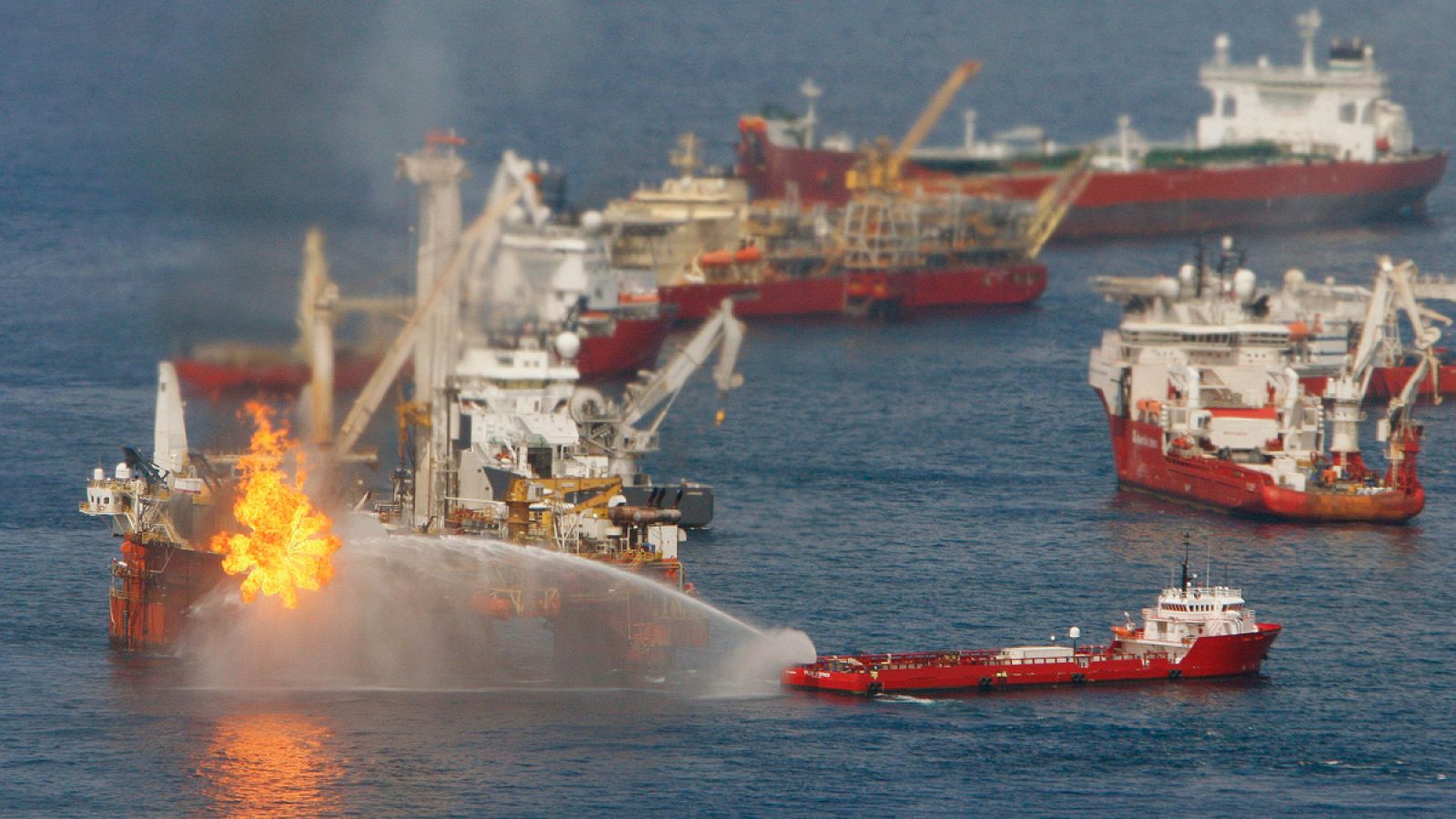 Vista de las labores de extracción del crudo vertido en el Golfo de México en Luisiana, EE.UU. (11 de julio de 2010)