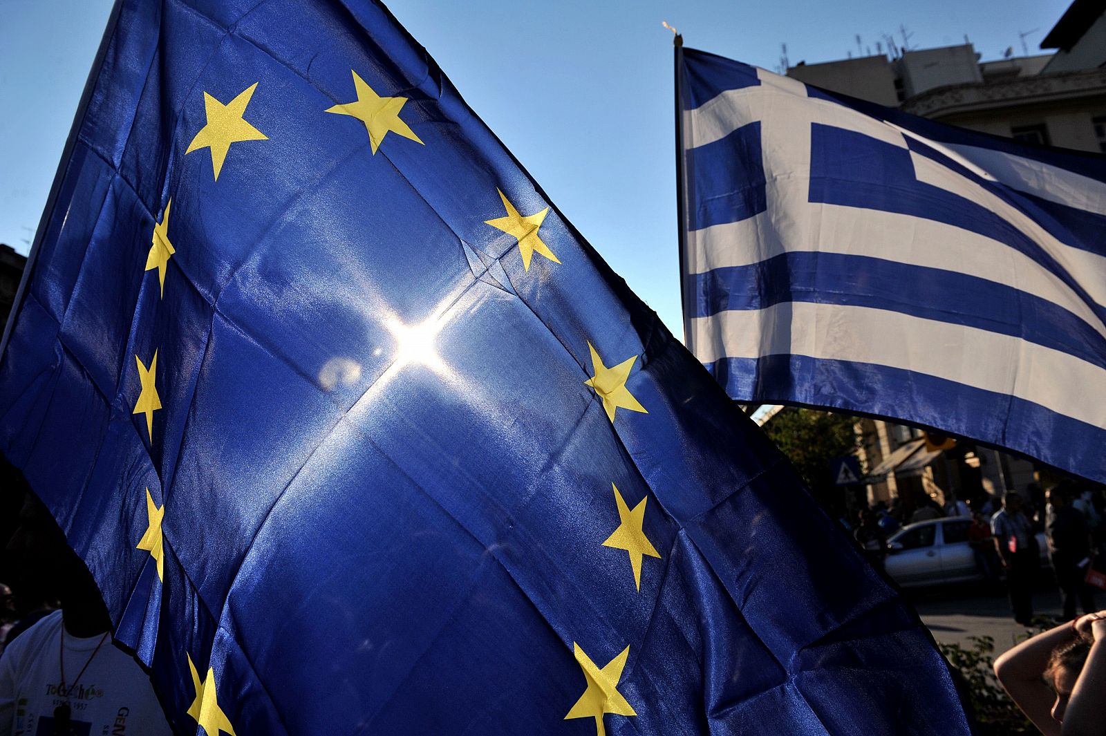 Banderas de la Unión Europea y Grecia