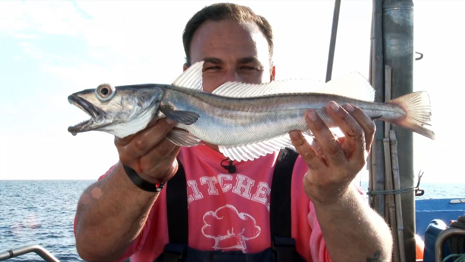 Ángel León con una pescadilla