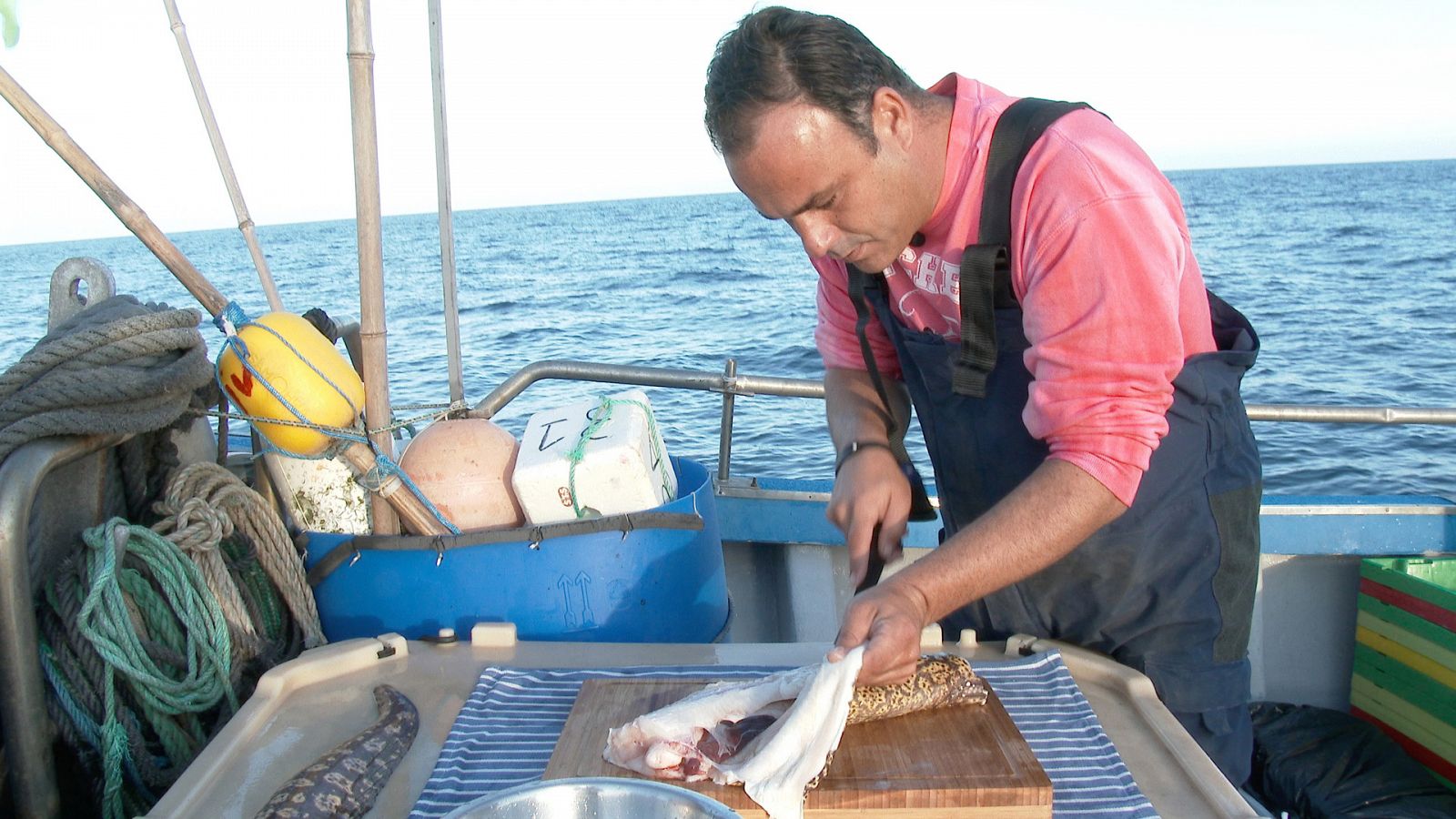 Angel León preparando una receta desde su barco