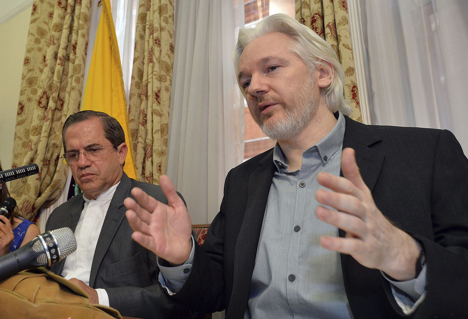 El fundador de Wikileaks, Julian Assange, ofrece una rueda de prensa en la embajada de Ecuador en Londres en una imagen de archivo.