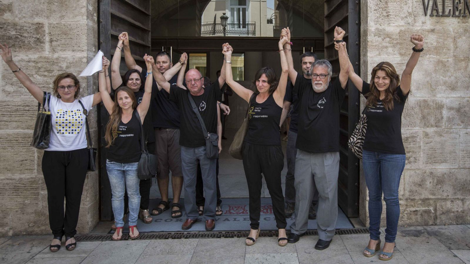 Víctimas de la Asociación Víctimas del Metro (AVM3J) celebran la aprobación de la creación de una nueva comisión de investigación sobre el accidente de Metrovalencia tras el pleno de Les Corts Valencianes.