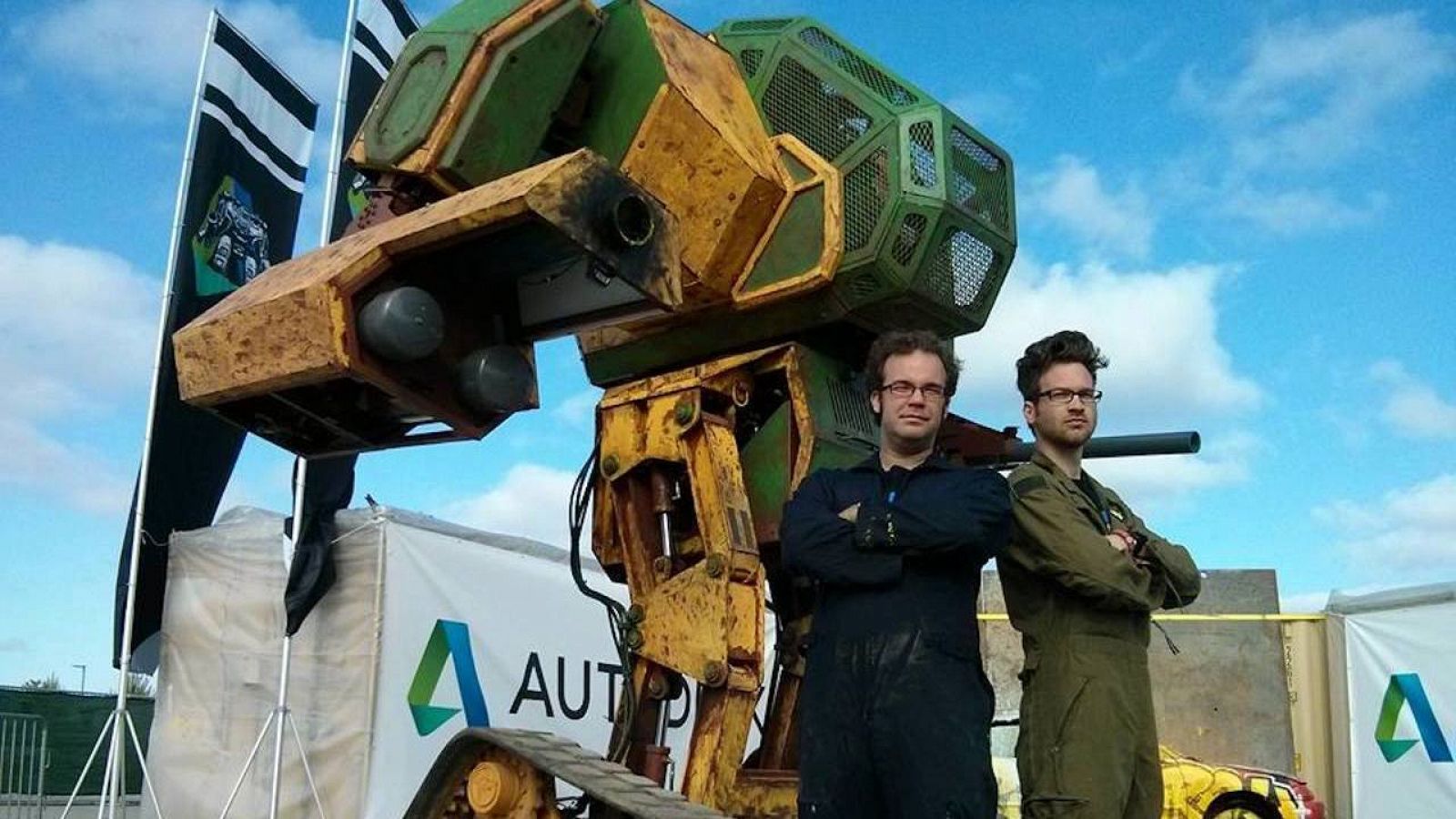 Los creadores de Megabots posan junto a su criatura, el robot Mark II