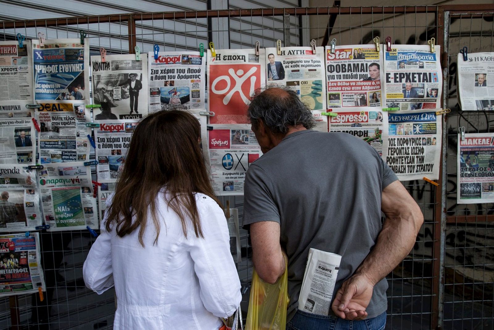 Las portadas de los periódicos griegos recogen las últimas encuestas del referéndum del domingo.