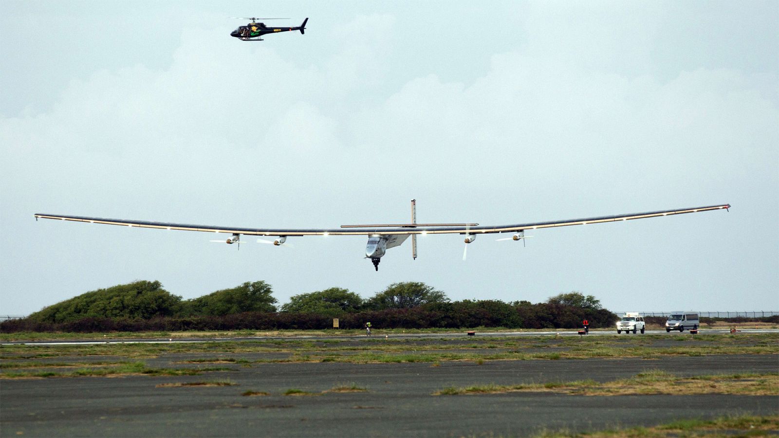 El Solar Impulse, pilotado por Andre Borschberg, aterriza en el aeropuerto de Kalaeloa, en Hawaii, Estados Unidos.