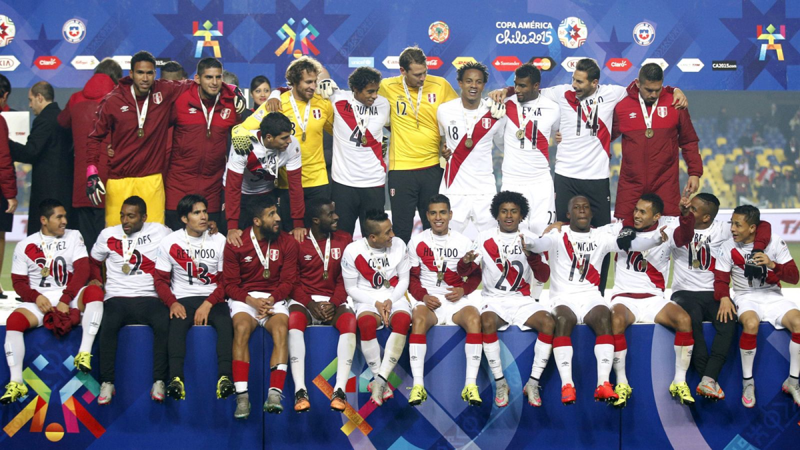 Foto de familia de los jugadores de Perú con las medallas de bronce al finalizar el partido Perú-Paraguay, por el tercer y cuarto puesto de la Copa América de Chile 2015.