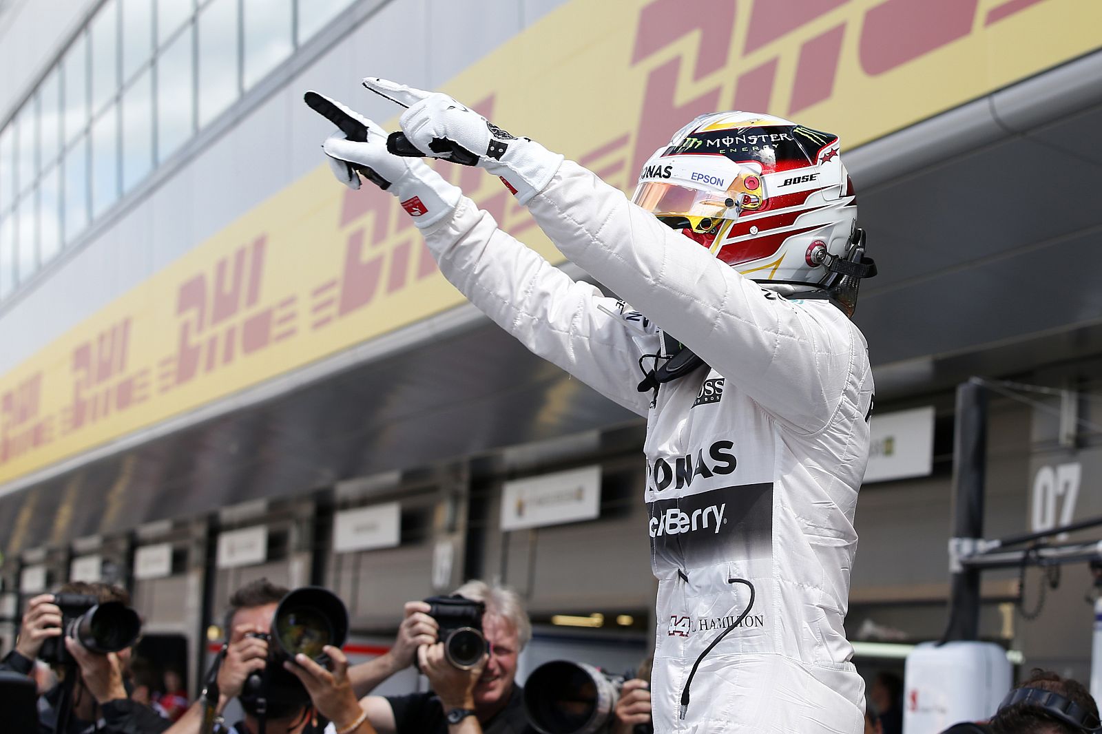 Lewis Hamilton celebra su 'pole' en el circuito británico de Silverstone.