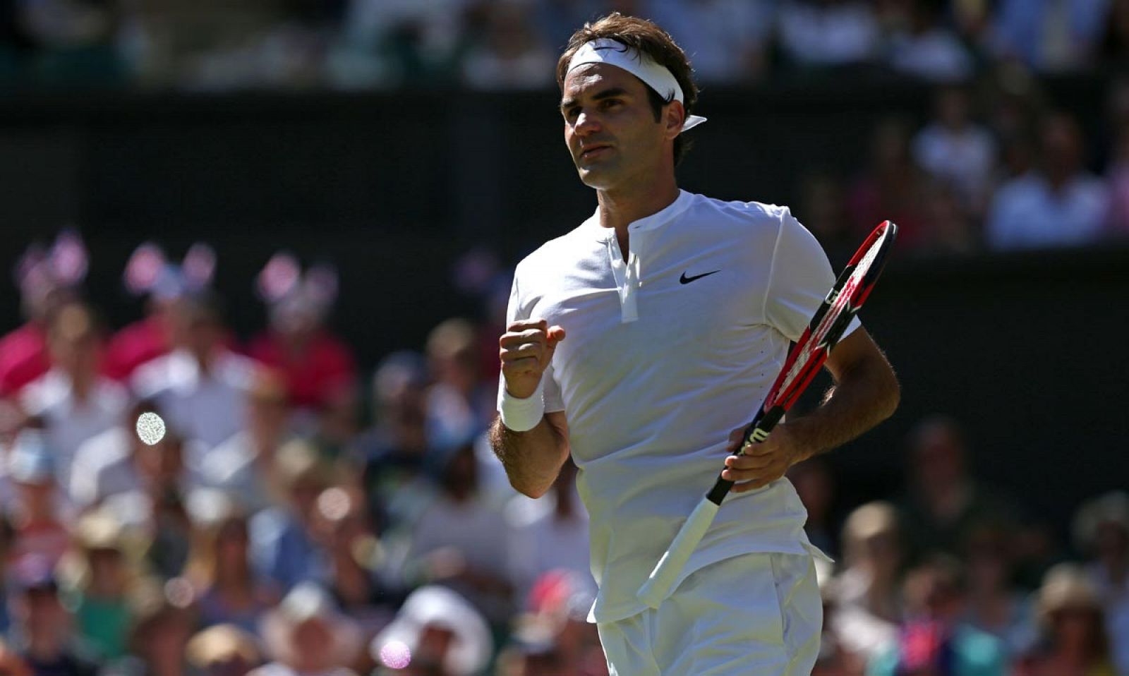 Federer celebra su pase a los octavos de final de Wimbledon