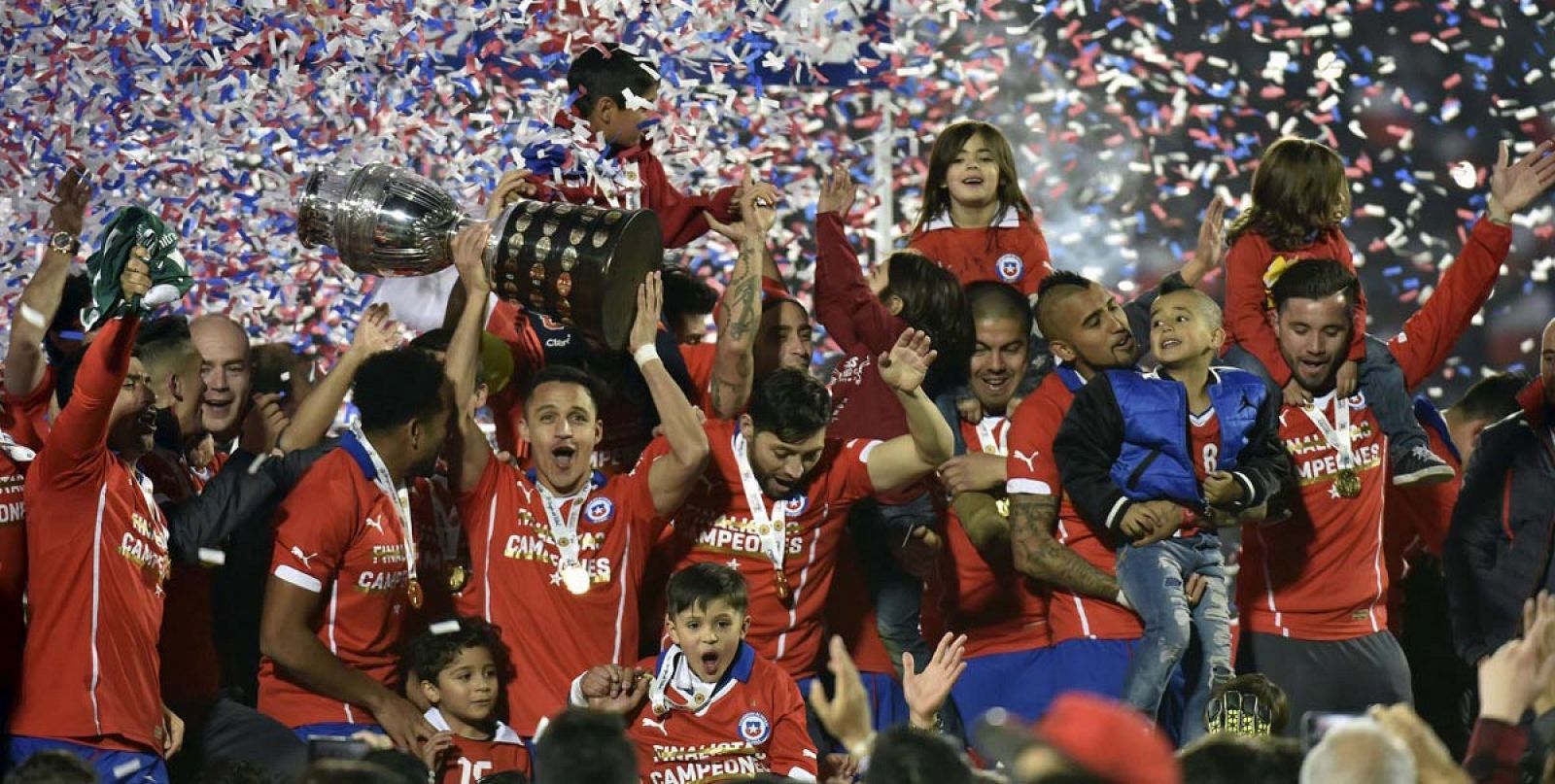 Los chilenos por fin levantan la Copa América.