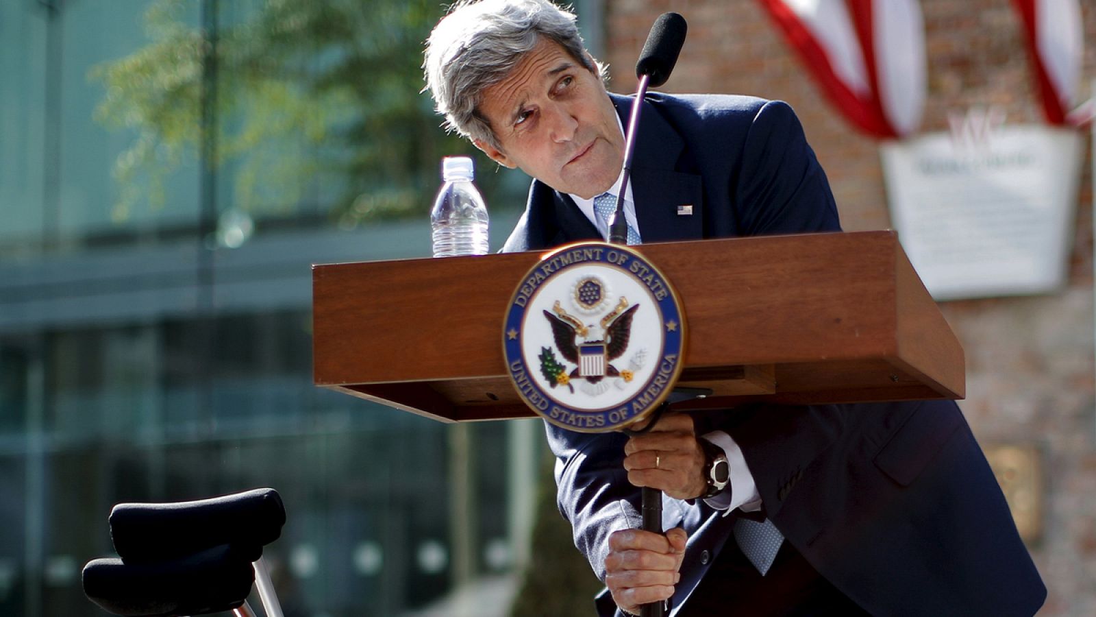 El secretario de Estado de EE.UU, John Kerry, ajusta el atril antes de hacer declaraciones