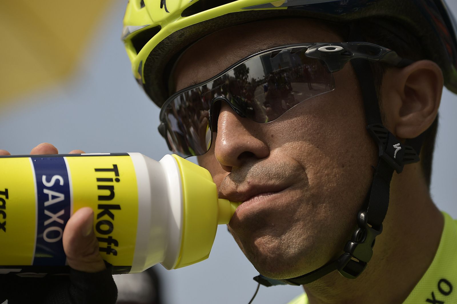 Imagen del ciclista español Alberto Contador antes de tomar la salida en la etapa 2 del Tour de Francia 2015.