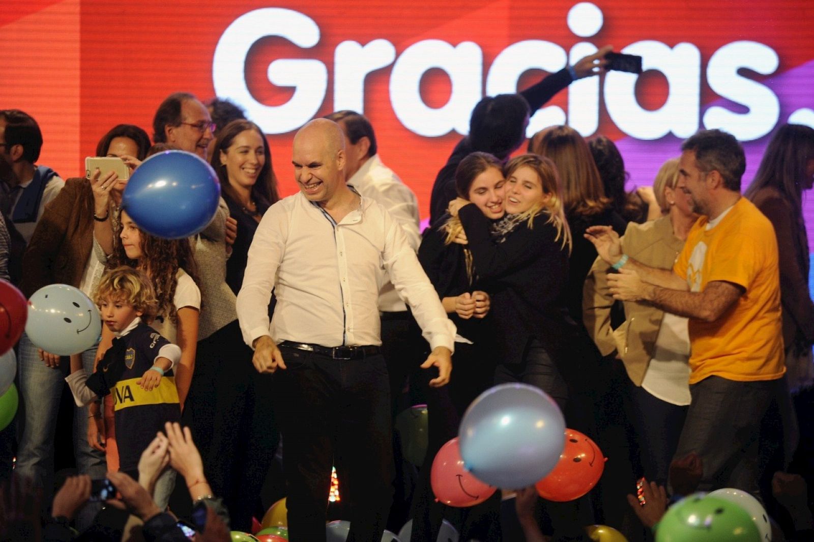 El candidato a la alcaldía de la capital argentina de la conservadora propuesta republicana (PRO), Horacio Rodríguez Larreta, celebra el primer puesto en las elecciones.