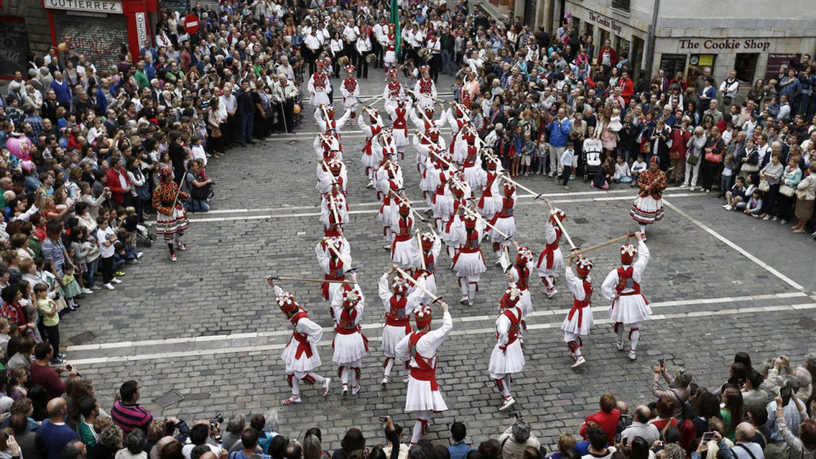 Dantzaris del grupo de Danzas Municipal de Pamplona interpretan el baile de espadas