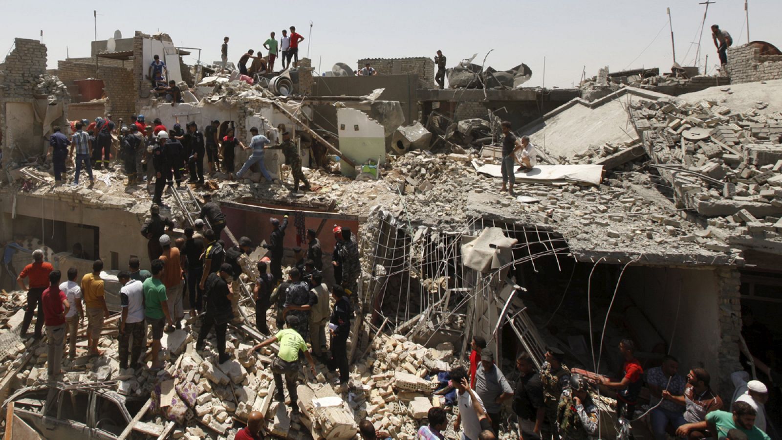 Casas derruidas tras una bomba arrojada accidentalmente por el ejército iraquí en un barrio de Baghdad.