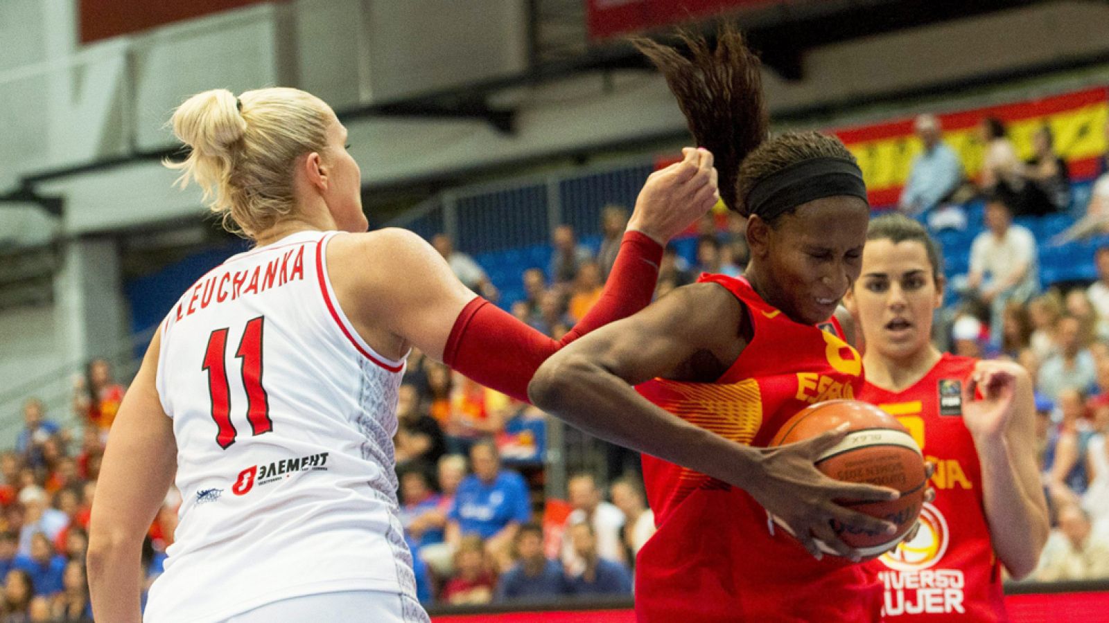 Astou Ndour jugando con la selección española frente a Bielorrusia