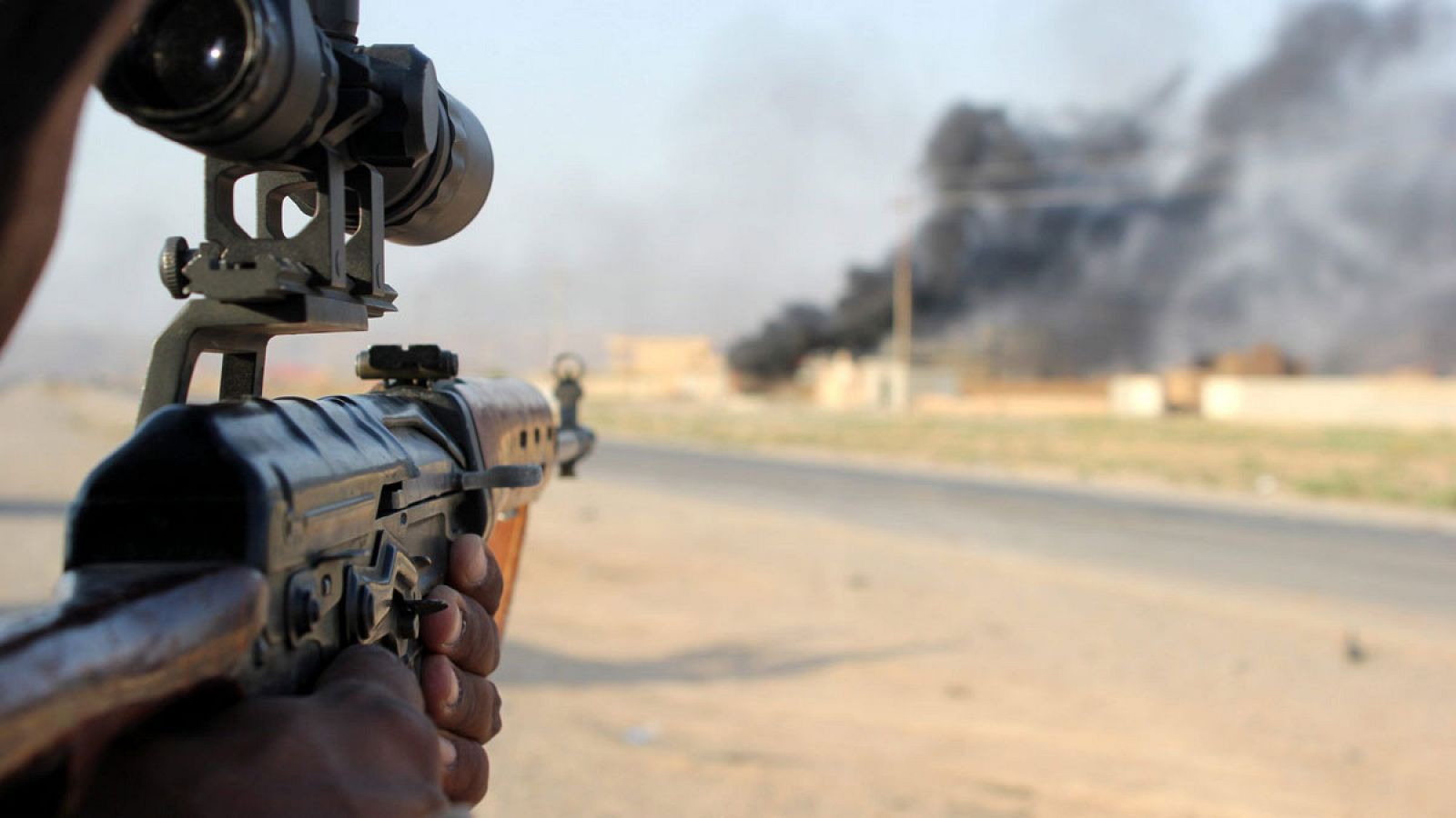 Un voluntario chií de la milicia Brigadas de Hizbulá apunta su rifle durante combates contra militantes del grupo Estado Islámico (EI) en Amerli (Irak).