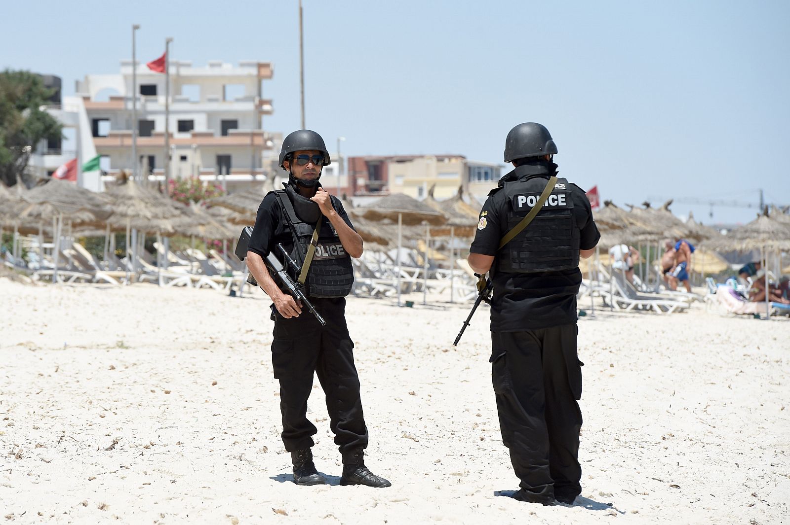 Fotografía de archivo de dos policias patrullando en una playa de Túnez. AFP PHOTO / FETHI BELAID