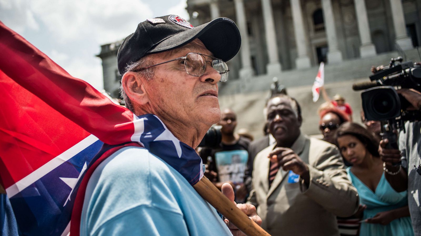Un defensor de la bandera confederada de Estados Unidos la exhibe frente al Senado en Columbia, Carolina del Sur.