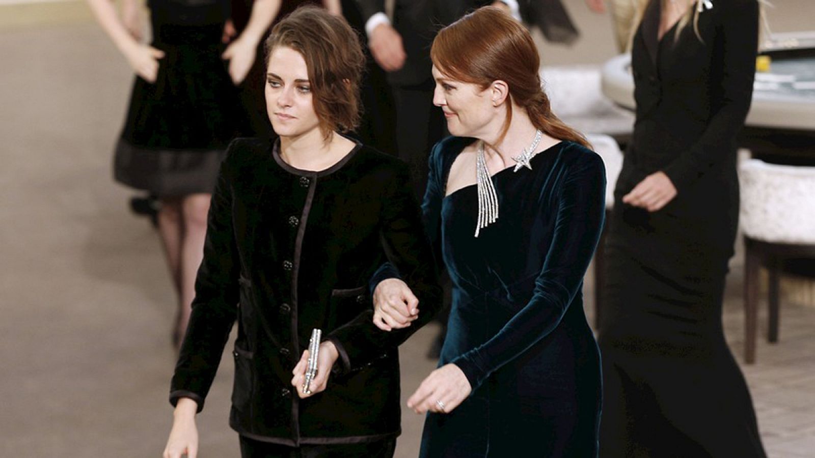 Karl Lagerfeld ha recreado el espíritu de Coco Chanel con el estilo de Kristen Stewart y Julianne Moore.