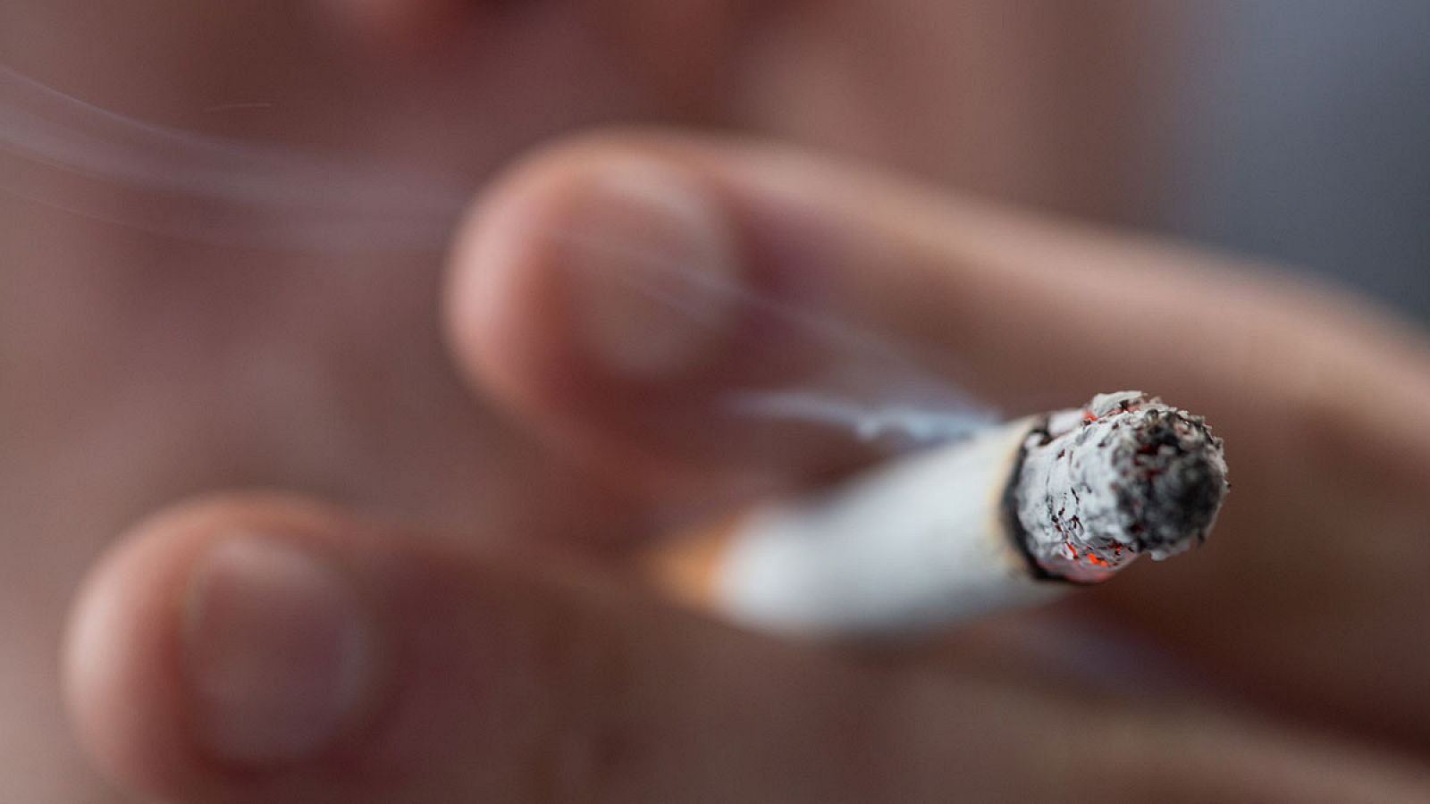La OMS pide a los gobiernos subir los impuestos sobre el tabaco para reducir su consumo