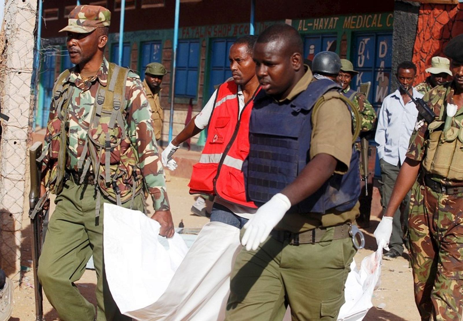 La policía keniana y miembros de Cruz Roja se llevan el cuerpo de una de las víctimas del ataque de Al Shabab, en Mandera, Kenia.