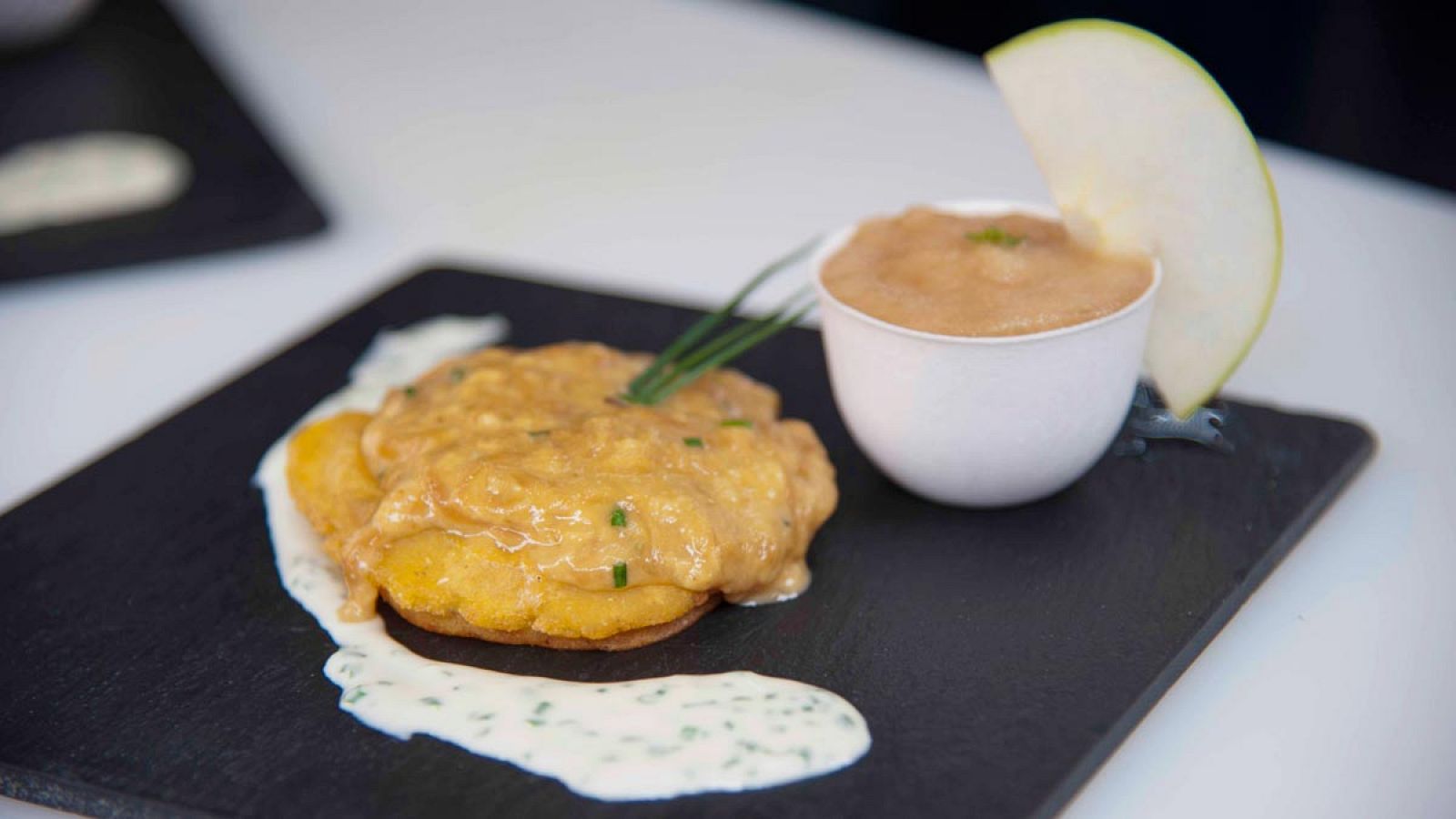 Tortos de maíz con huevos revueltos y cabrales