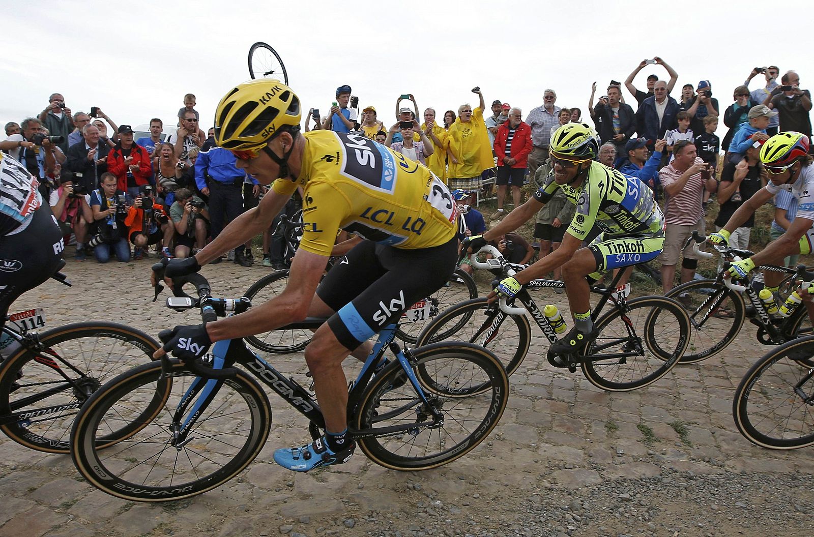 Chris Froome y Alberto Contador rodando en el pavé durante la etapa 4 del Tour de Francia.