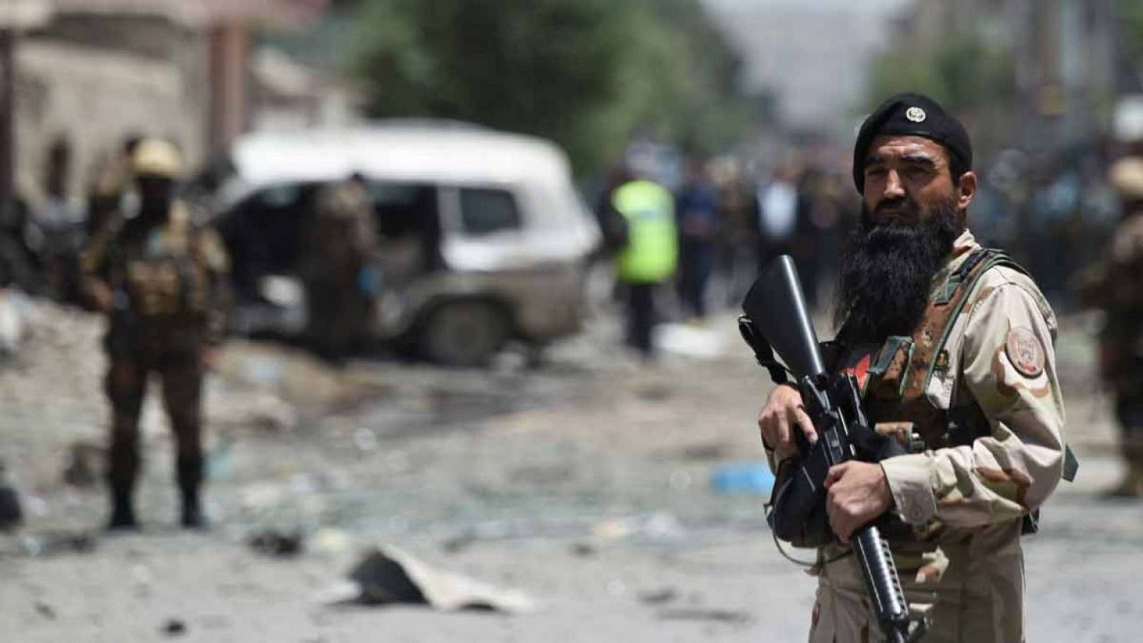 Un miembro de las fuerzas de seguridad afganas tras un ataque taliban en Kabul.
