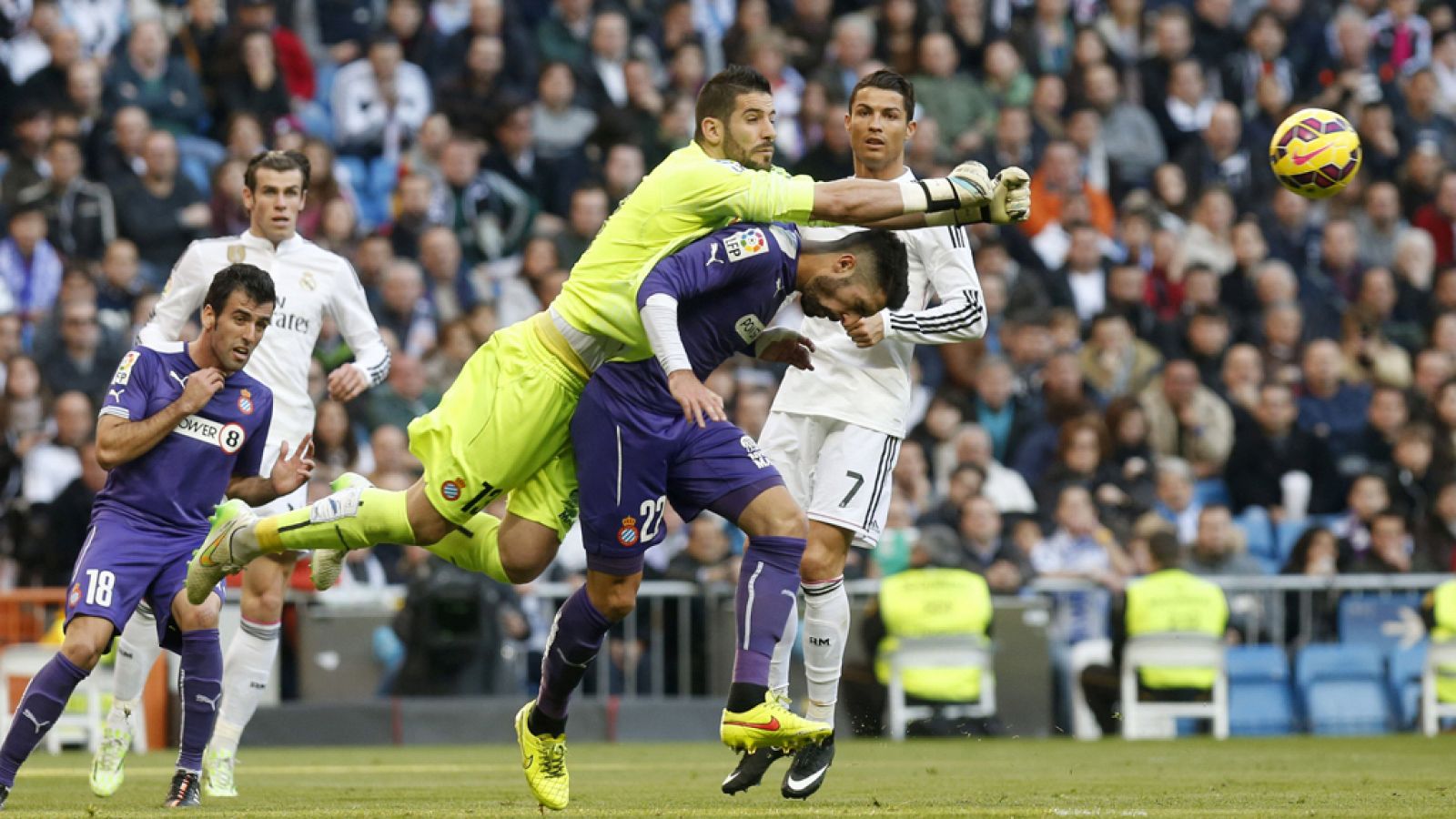 Kiko Casilla jugando frente al Real Madrid
