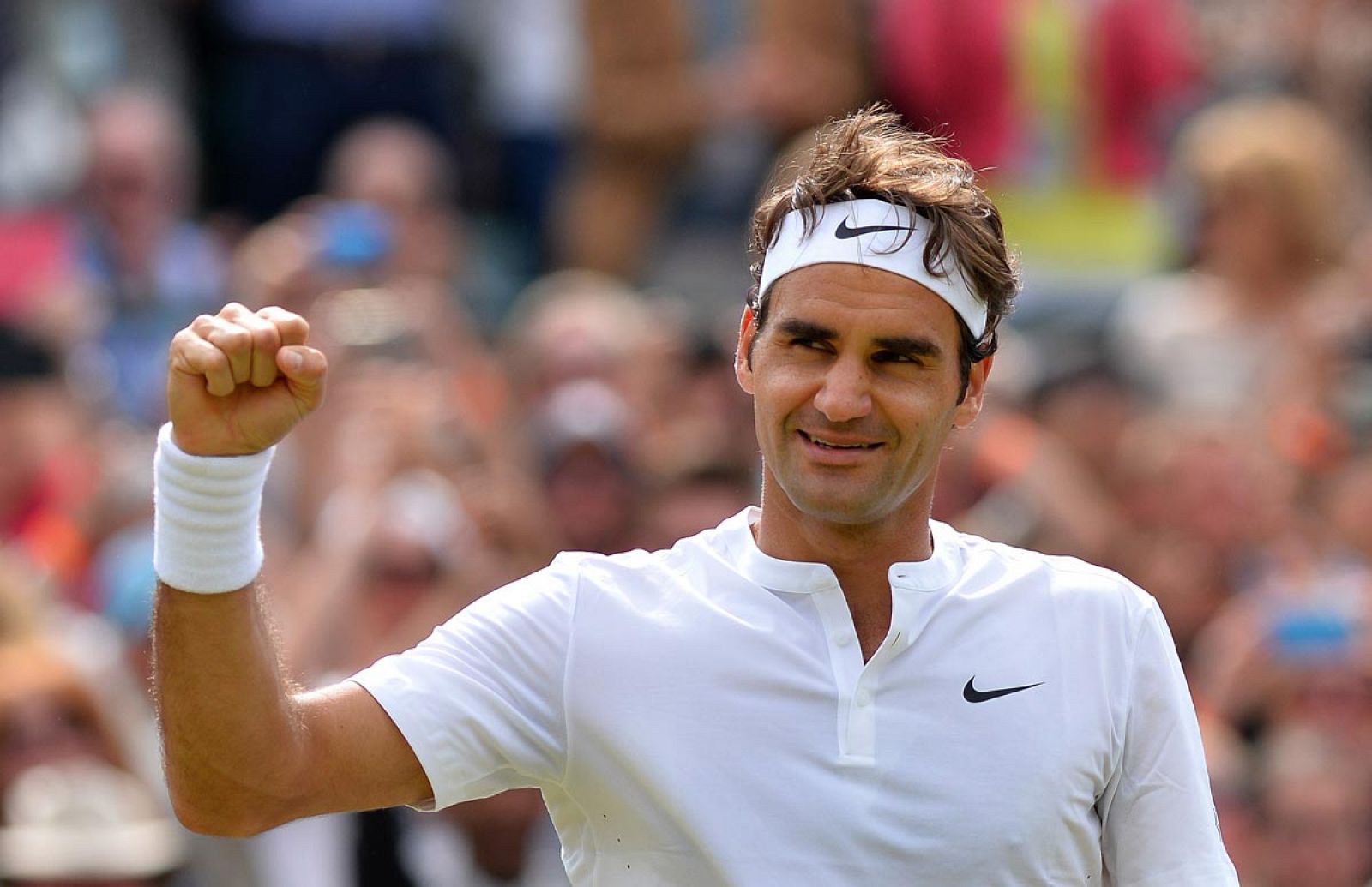 Federer celebra su pase a las semifinales de Wimbledon