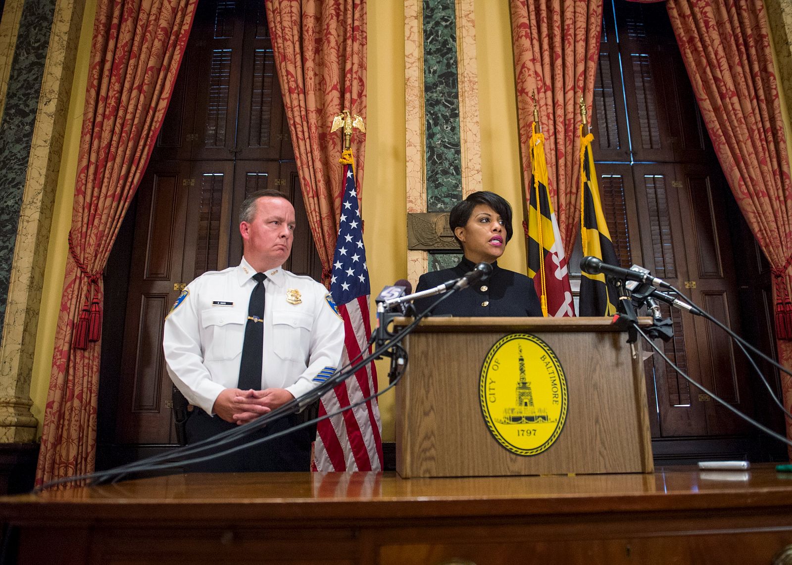 La alcaldesa de Baltimore, Stephanie Rawlings-Blake, junto al nuevo jefe de policía, Kevin Davis, en una rueda de prensa.