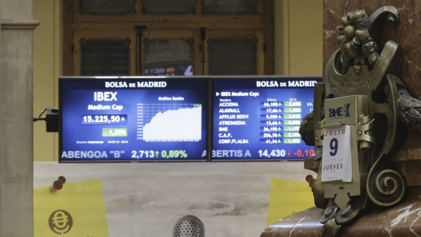 Paneles informativos en la Bolsa de Madrid el 9 de julio de 2015.