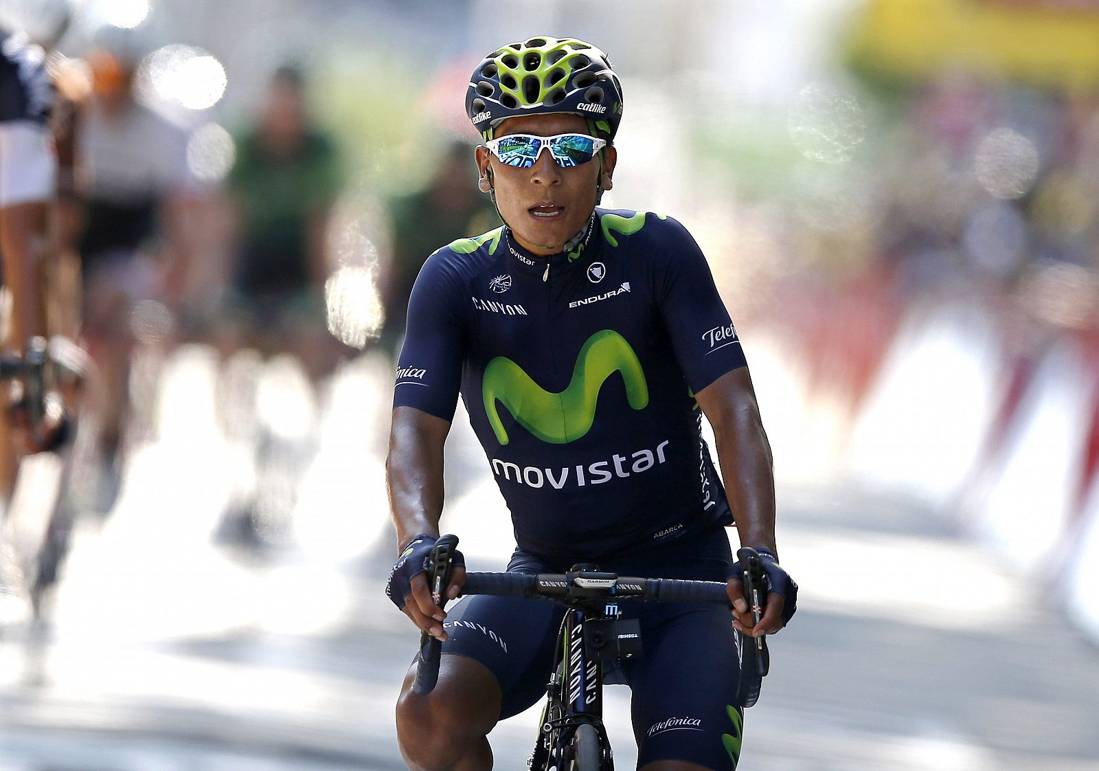 Nairo Quintana del equipo Movistar cruza la línea de meta tras su caída en el último kilómetro de la sexta etapa.