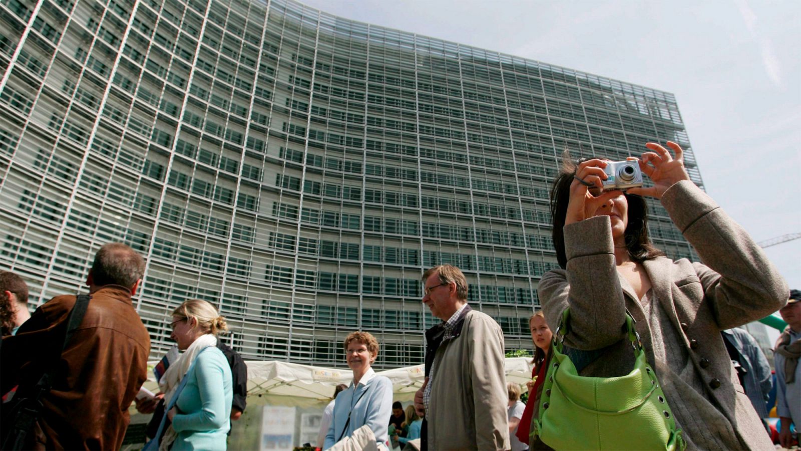 Una mujer saca una foto frente al edificio Berlaymont, en la sede de la UE en Bruselas.