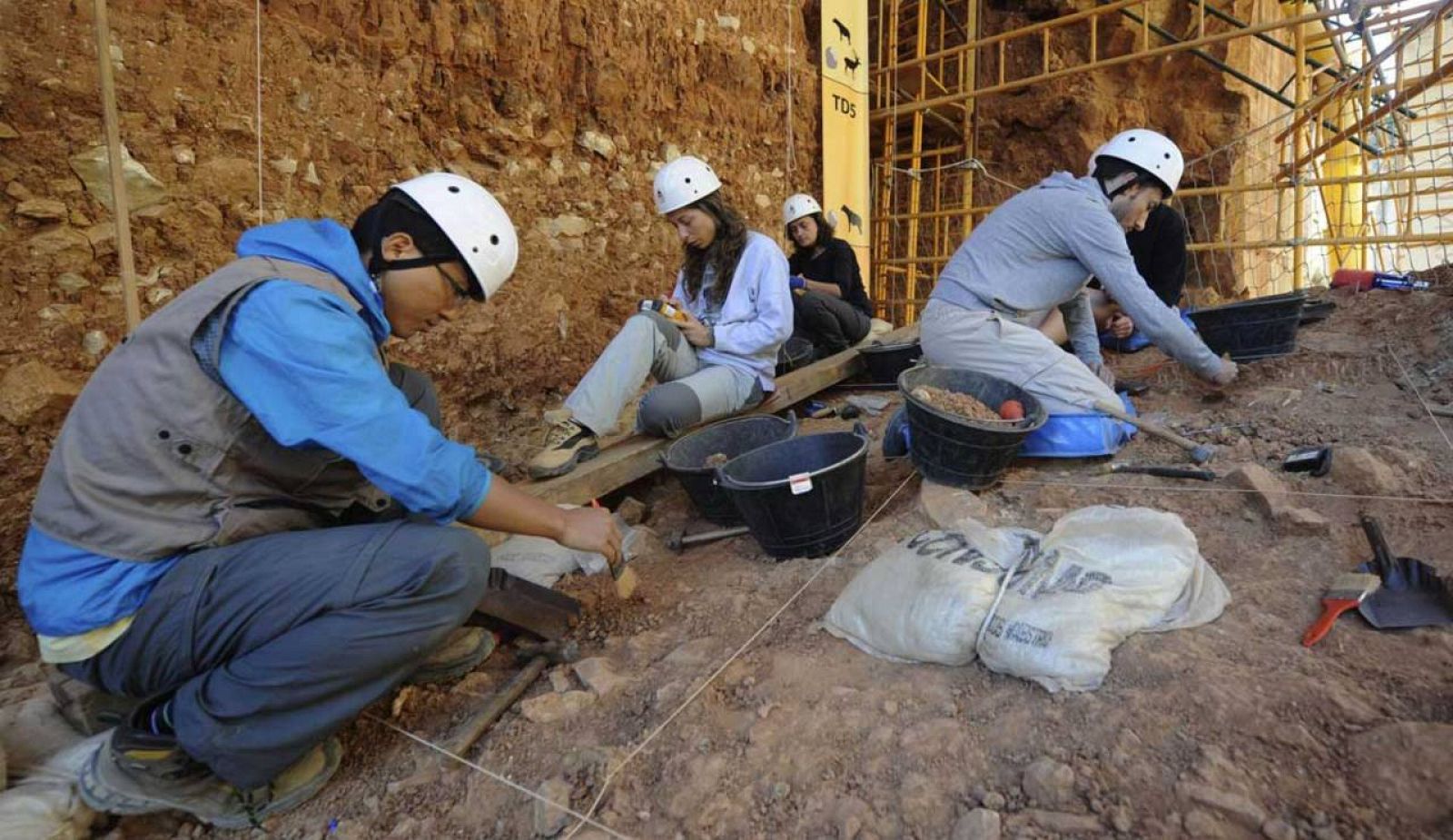 Investigadores en el yacimiento de Gran Dolina en Atapuerca.