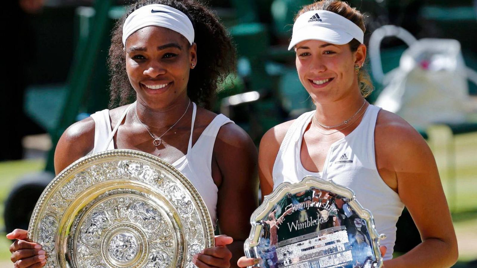 Serena Williams y Garbiñe Muguruza, campeona y subcampeona de Wimbledon 2015 / REUTERS
