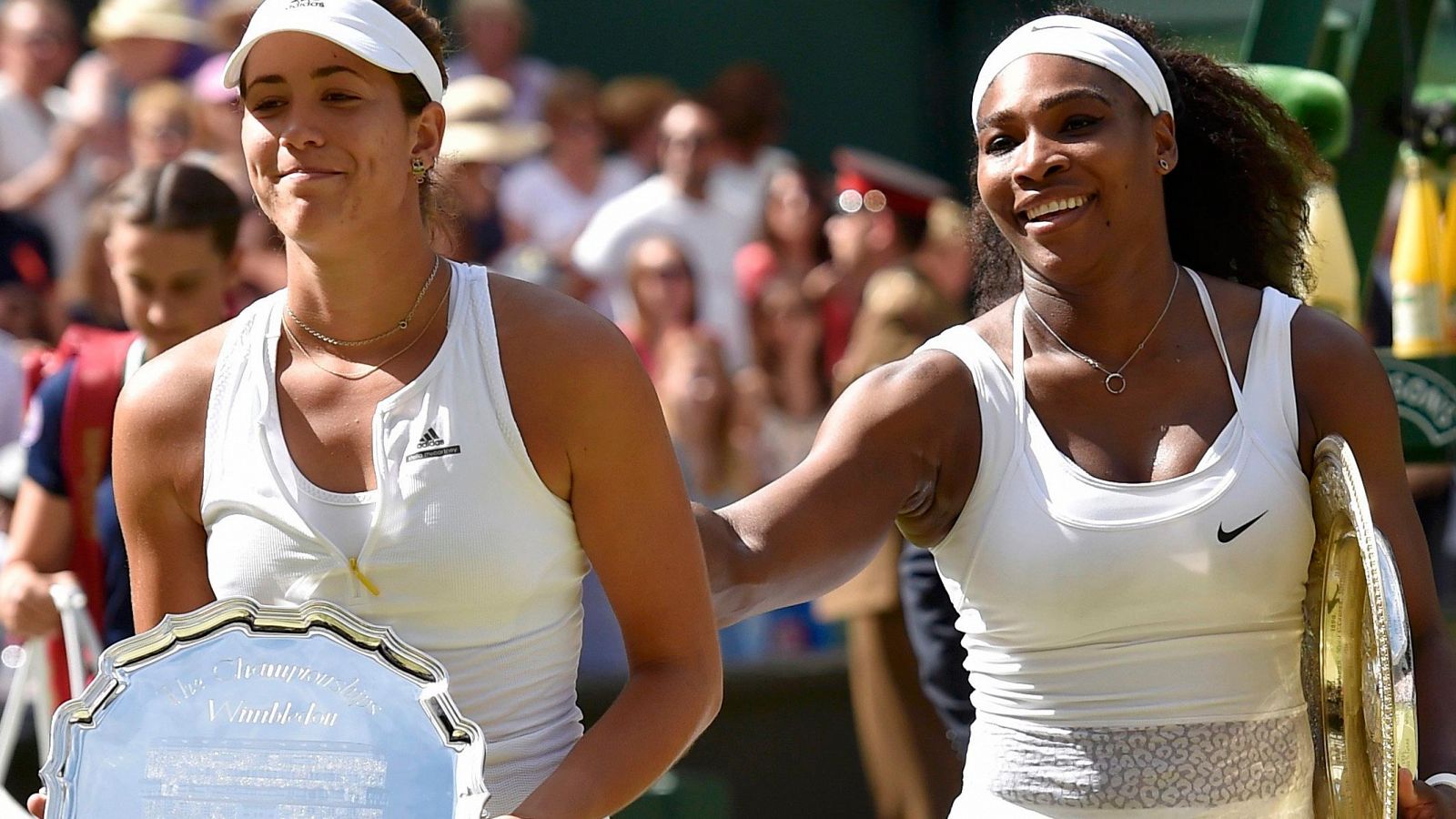 Serena Williams felicitó a Garbiñe Muguruza por su final en Wimbledon / REUTERS
