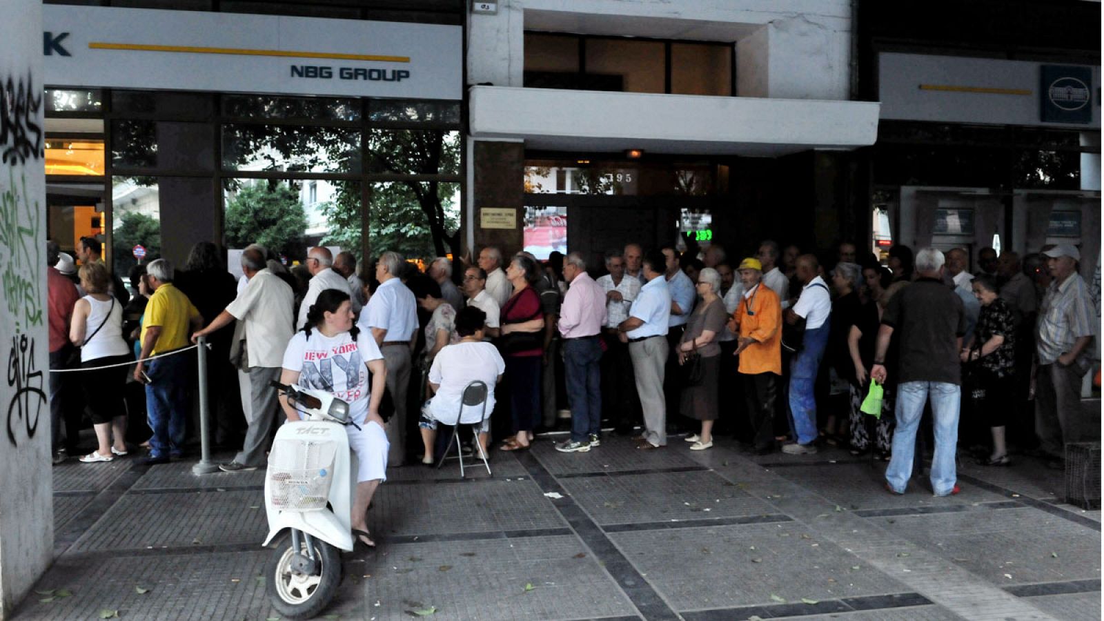 Los bancos griegos podrían abrir esta semana en caso de que se llegue a un acuerdo con los acreedores, pese a ello, el Gobierno griego considera que los controles de capitales seguirán "algunos meses".