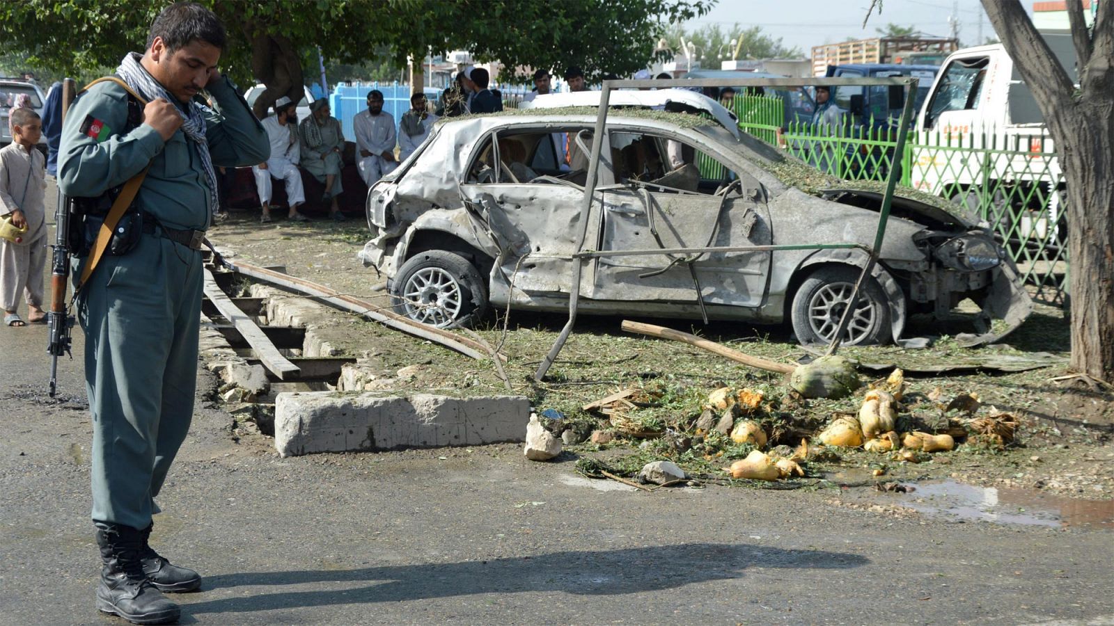 Un policía afgano inspecciona el lugar de la explosión de una bomba en Kunduz, al norte de Afganistán.