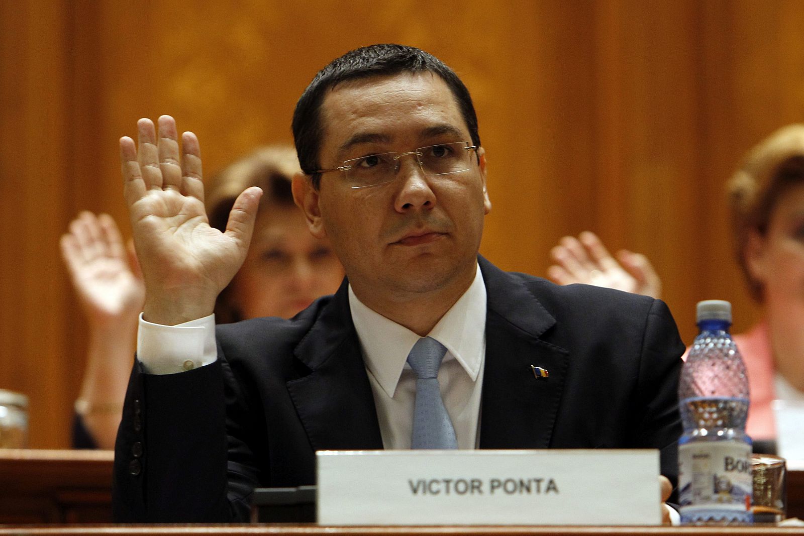 El primer ministro rumano, Victor Ponta, abandona la presidencia del partido socialdemócrata. EFE/Bogdan Cristel