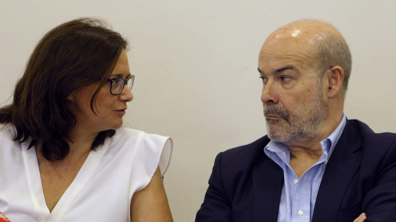El presidente de la Academia de Cine, Antonio Resines, y la directora general del Instituto de Cinematografía (ICAA), Lorena González, en la presentación del  Anuario del Cine Español 2014.