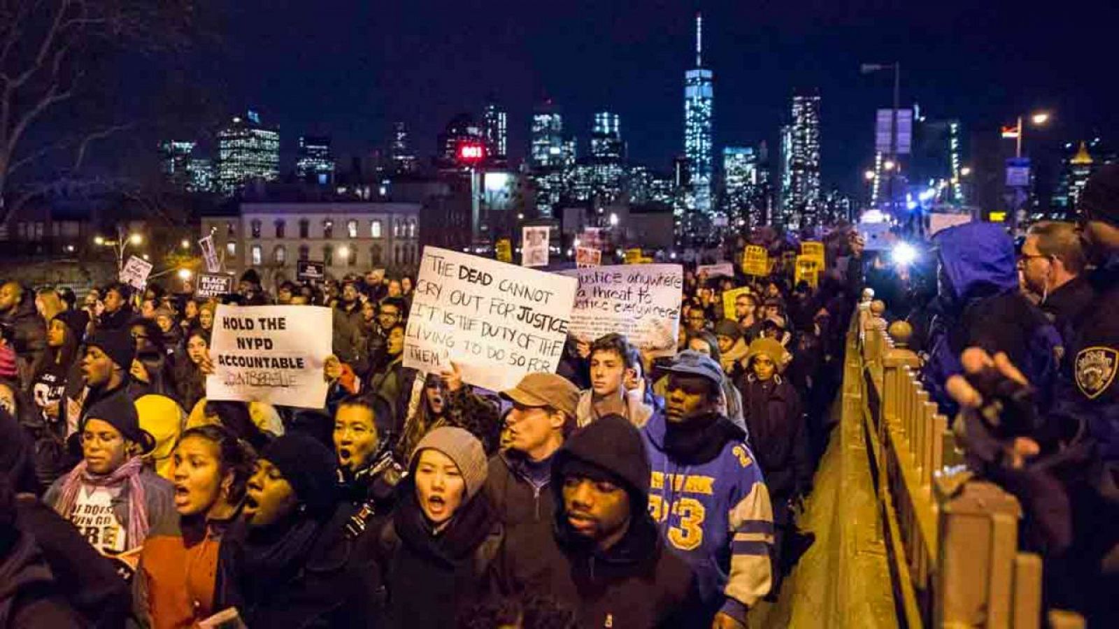 Un grupo de manfiestantes protesta el pasado diciembre en Nueva York por la absolución del policía que mató a Eric Garner.