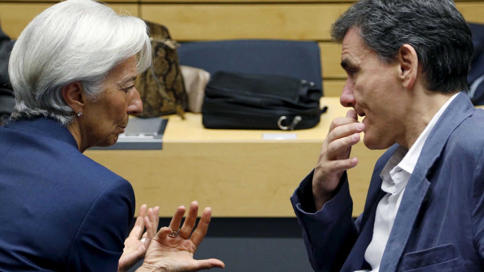 La directora gerente del Fondo Monetario Internacional, Christine Lagarde, conversa con el ministro de Finanzas de Grecia, Euclides Tsakalotos, en Bruselas.