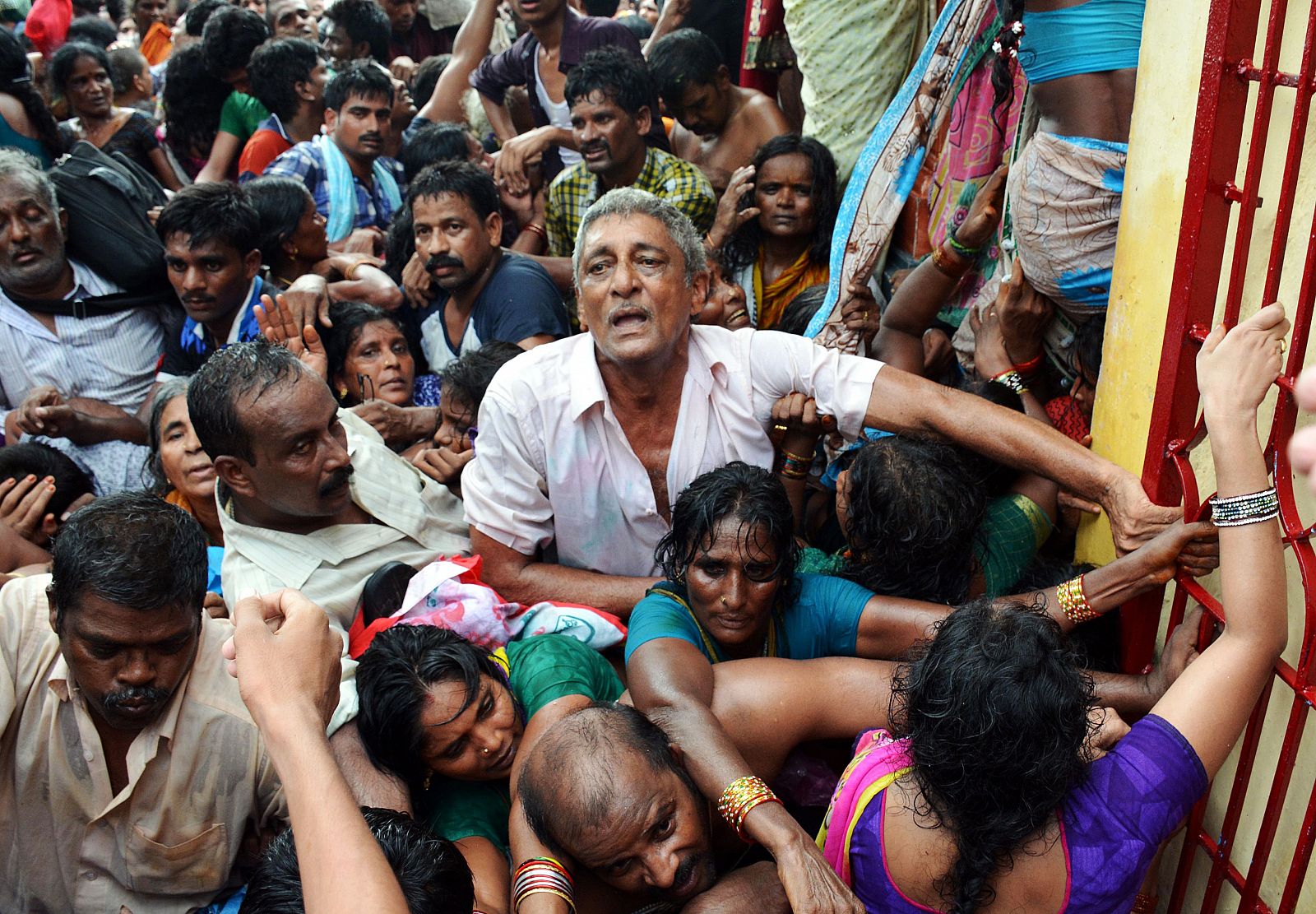 Peregrinos después de una estampida en un festival religioso en India